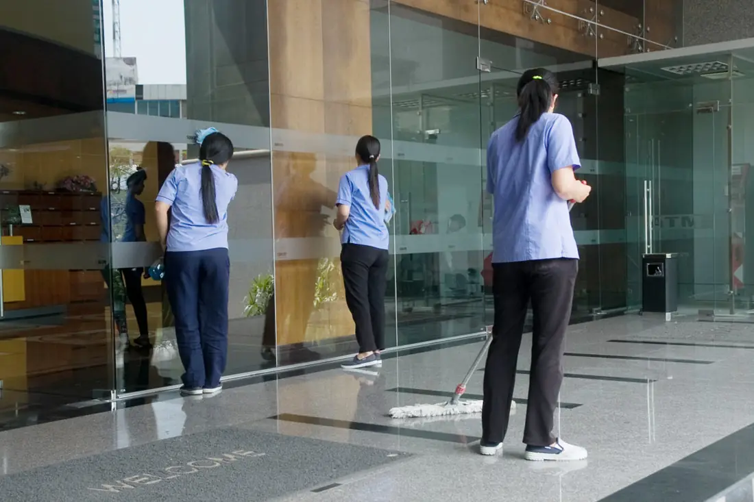 Tạp vụ Clean 24H lau vách kính sảnh toà nhà