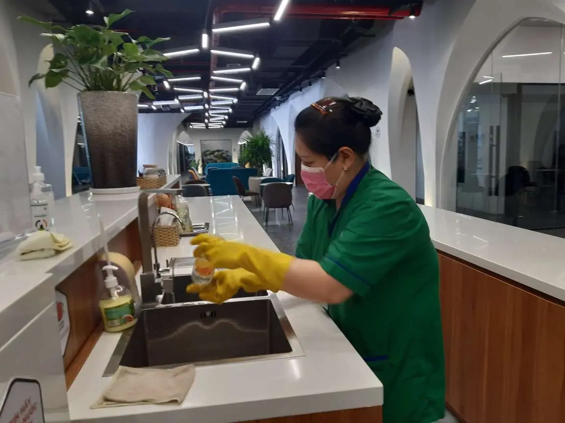Tạp vụ Clean 24H vệ sinh khu pantry văn phòng