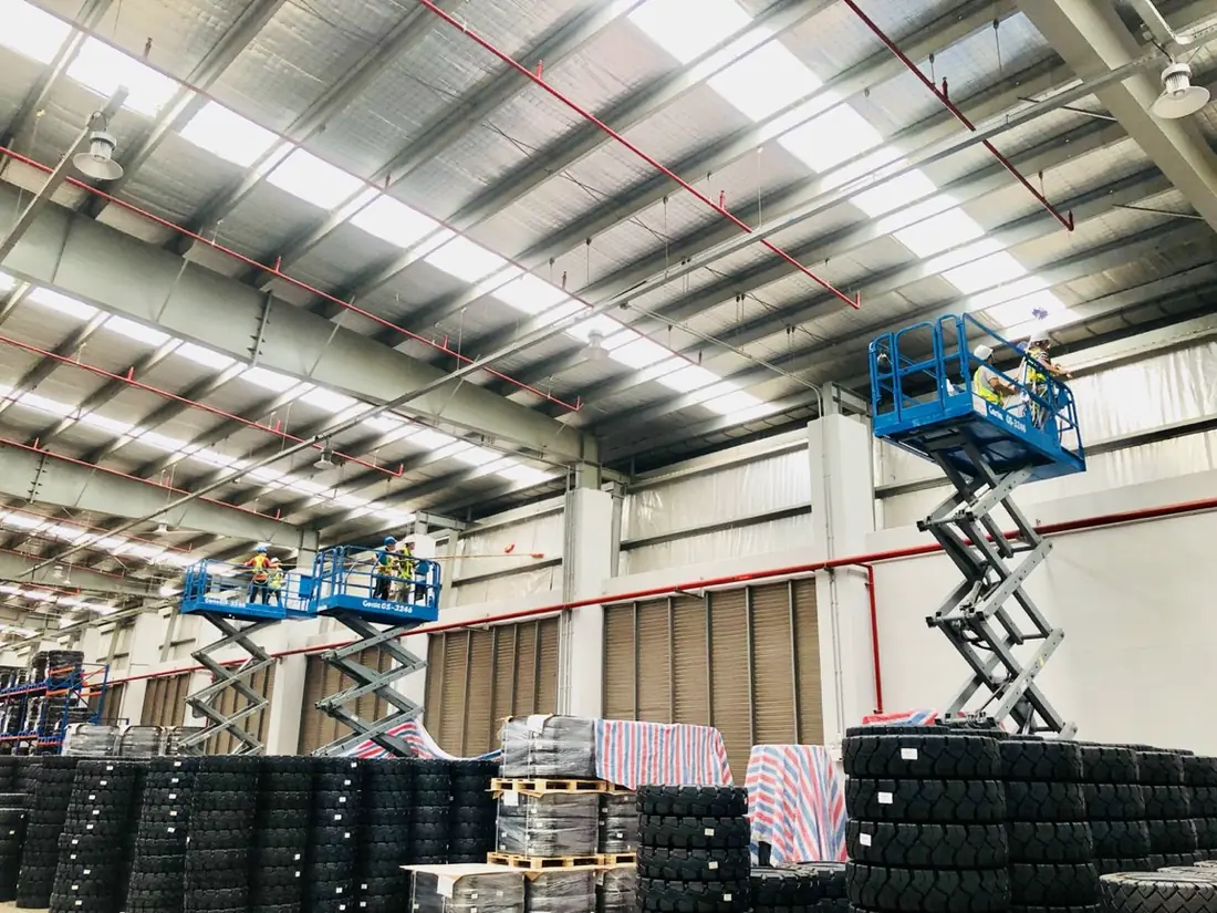 Vệ sinh trần nhà xưởng bằng xe nâng