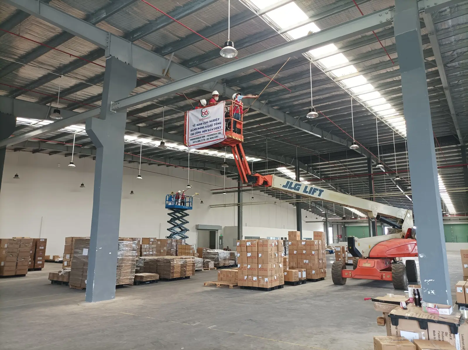 Quét mạng nhện trần nhà xưởng