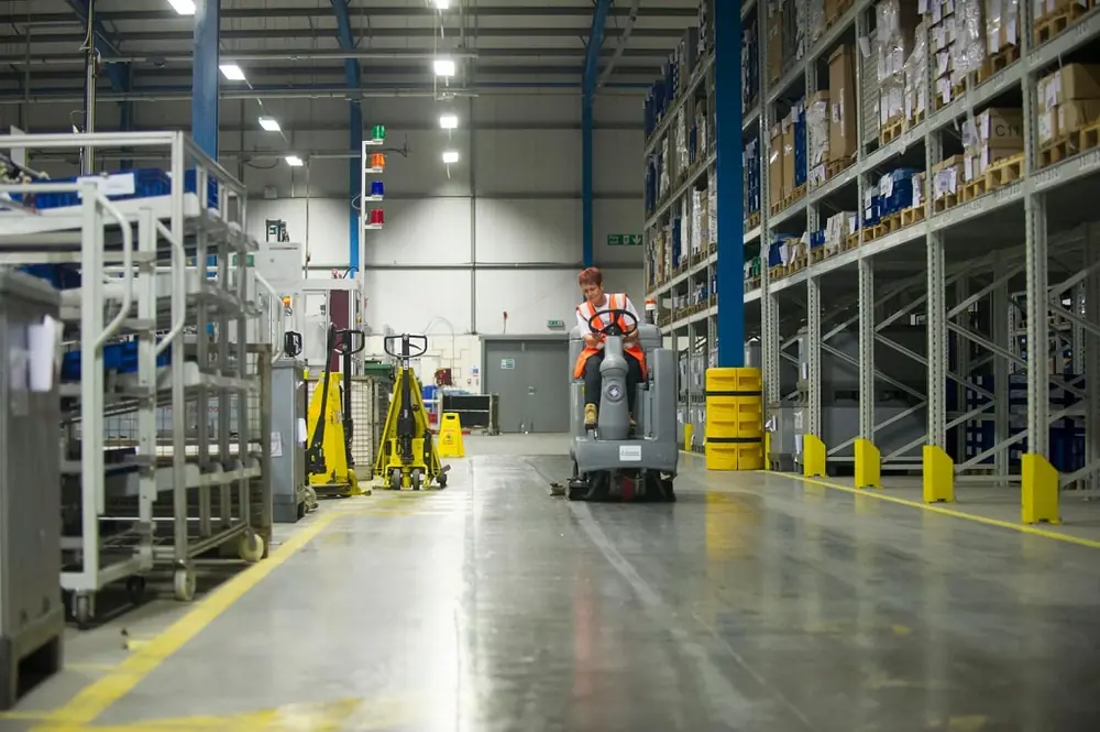Xe chà sàn liên hợp vệ sinh lối đi trong kho