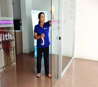 Tạp vụ lau cửa kính
