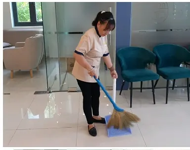 Tạp vụ quét sảnh văn phòng