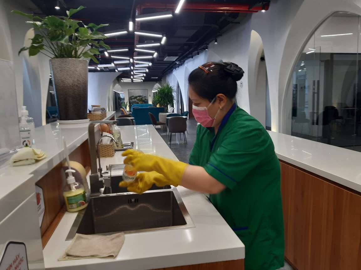 Nhân viên tạp vụ vệ sinh khu pantry trong văn phòng
