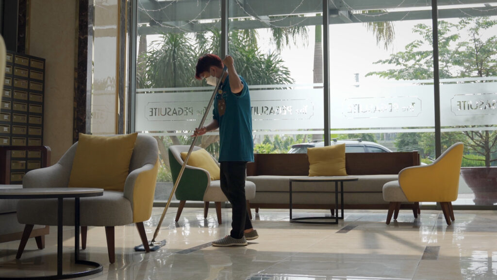 Vệ sinh khu vực sảnh đợi của toà nhà