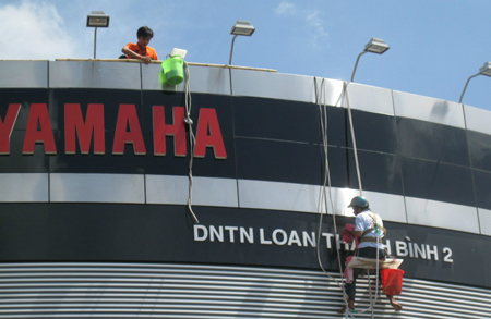 Dịch vụ vệ sinh bảng hiệu chuyên nghiệp tại TP.HCM