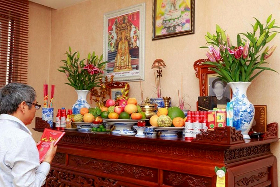 Trang trí bàn thờ gia tiên ngày Tết