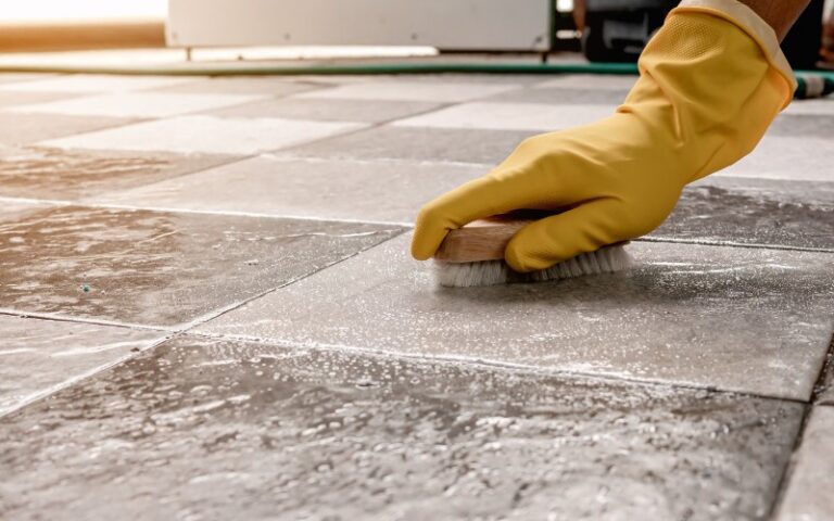 Hướng dẫn cách tẩy nền gạch bị ố vàng đơn giản tại nhà