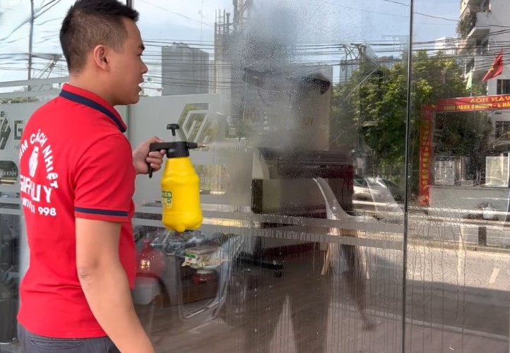 Cách gỡ decal dán kính nhanh và không để lại vết keo