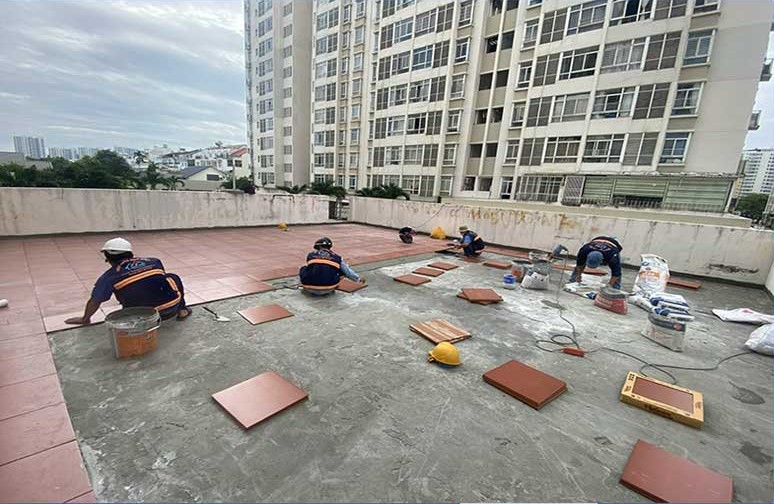 Lát gạch để chống thấm sân thượng