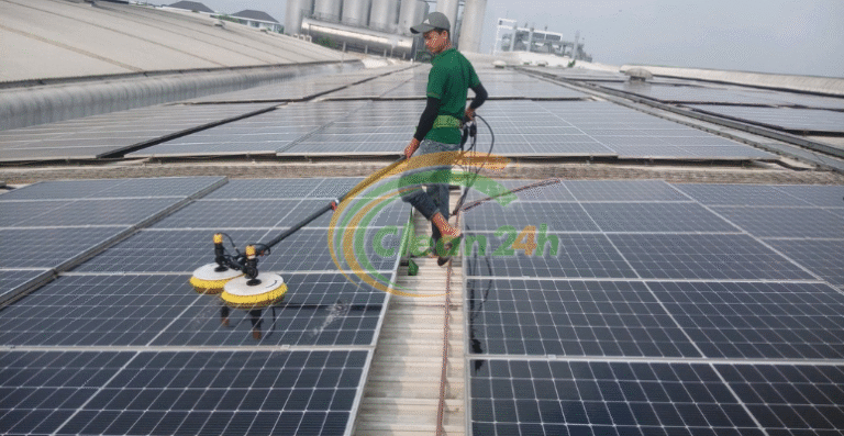 Hướng dẫn vệ sinh tấm pin năng lượng mặt trời đúng cách
