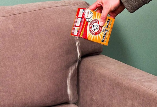 Dùng bột baking soda khử mùi hôi ghế sofa 